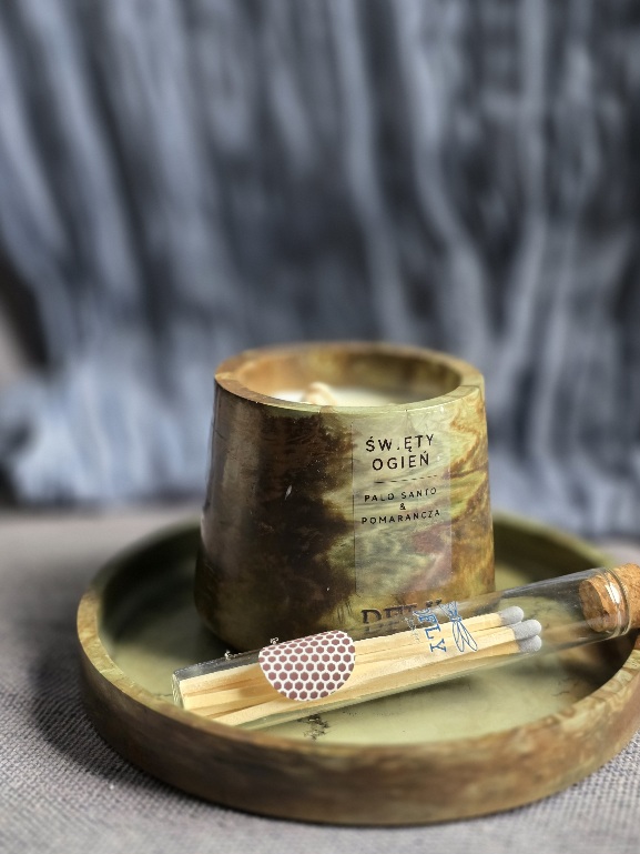 Zestaw prezentowy Święty Ogień – świeca sojowa Palo Santo & Pomarańcza, podstawka i zapałki