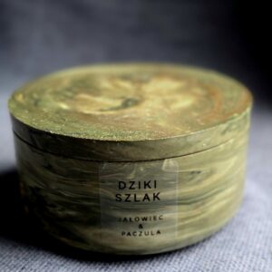Dziki Szlak – naturalna świeca sojowa Jałowiec & Paczula w pojemniku MONOLITH No. 2