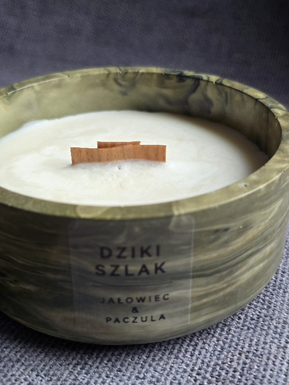 Dziki Szlak – naturalna świeca sojowa Jałowiec & Paczula w pojemniku MONOLITH No. 2 - obrazek 2