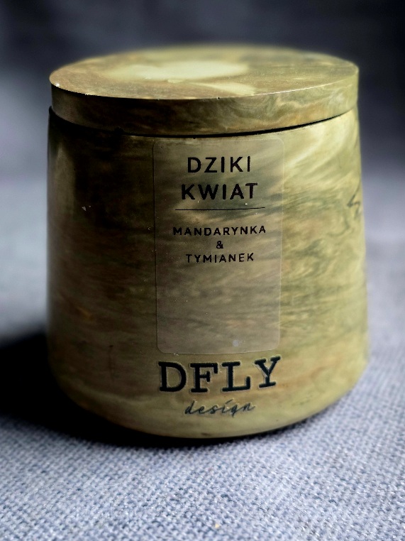 Dziki Kwiat – naturalna świeca sojowa Mandarynka & Tymianek w pojemniku MONOLITH No. 1 - obrazek 3