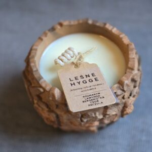 Leśne Hygge – Rozmaryn, Lawenda, Bergamotka, Cedr, Paczula naturalna świeca sojowa w pojemniku FLORA 120 ml
