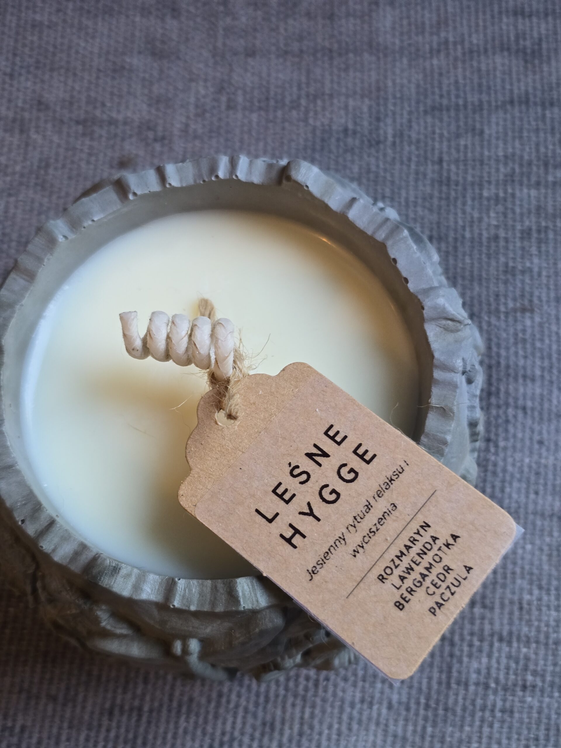Leśne Hygge – Rozmaryn, Lawenda, Bergamotka, Cedr, Paczula naturalna świeca sojowa w pojemniku FLORA 120 ml - obrazek 5