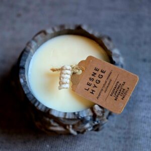 Leśne Hygge – Rozmaryn, Lawenda, Bergamotka, Cedr, Paczula naturalna świeca sojowa w pojemniku FLORA 120 ml