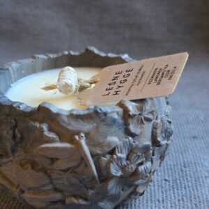 Leśne Hygge – Rozmaryn, Lawenda, Bergamotka, Cedr, Paczula naturalna świeca sojowa w pojemniku FLORA 120 ml