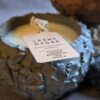 Leśne Hygge – Rozmaryn, Lawenda, Bergamotka, Cedr, Paczula naturalna świeca sojowa w pojemniku FLORA 120 ml - obrazek 3