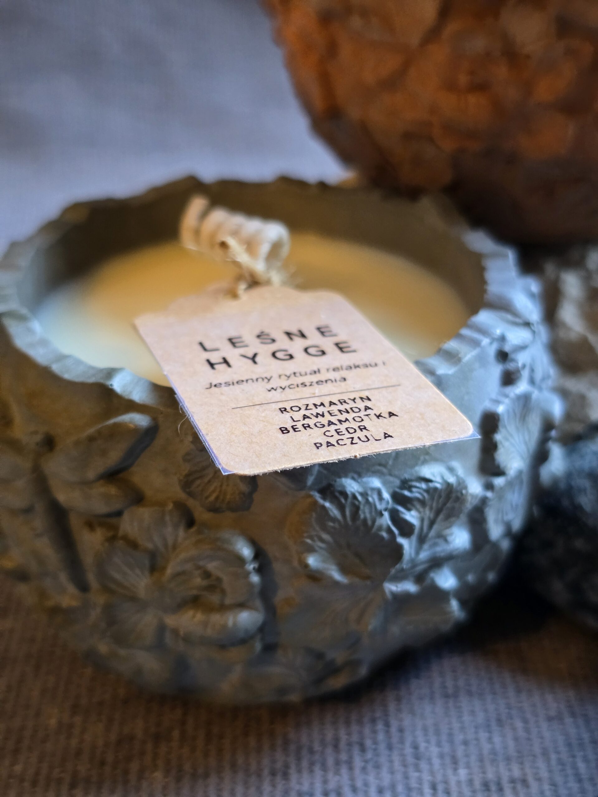 Leśne Hygge – Rozmaryn, Lawenda, Bergamotka, Cedr, Paczula naturalna świeca sojowa w pojemniku FLORA 120 ml - obrazek 3