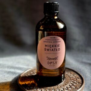 Uzupełnienie zapachowe MIĘKKIE ŚWIATŁO Cedr • Drzewo różane • Pomarańcza Rytuał przestrzeni na dzień | 100 ml
