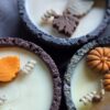 Ciepła Głębia - naturalna świeca sojowa Drzewo Różane & Paczula w pojemniku TERRA 350 ml - obrazek 3